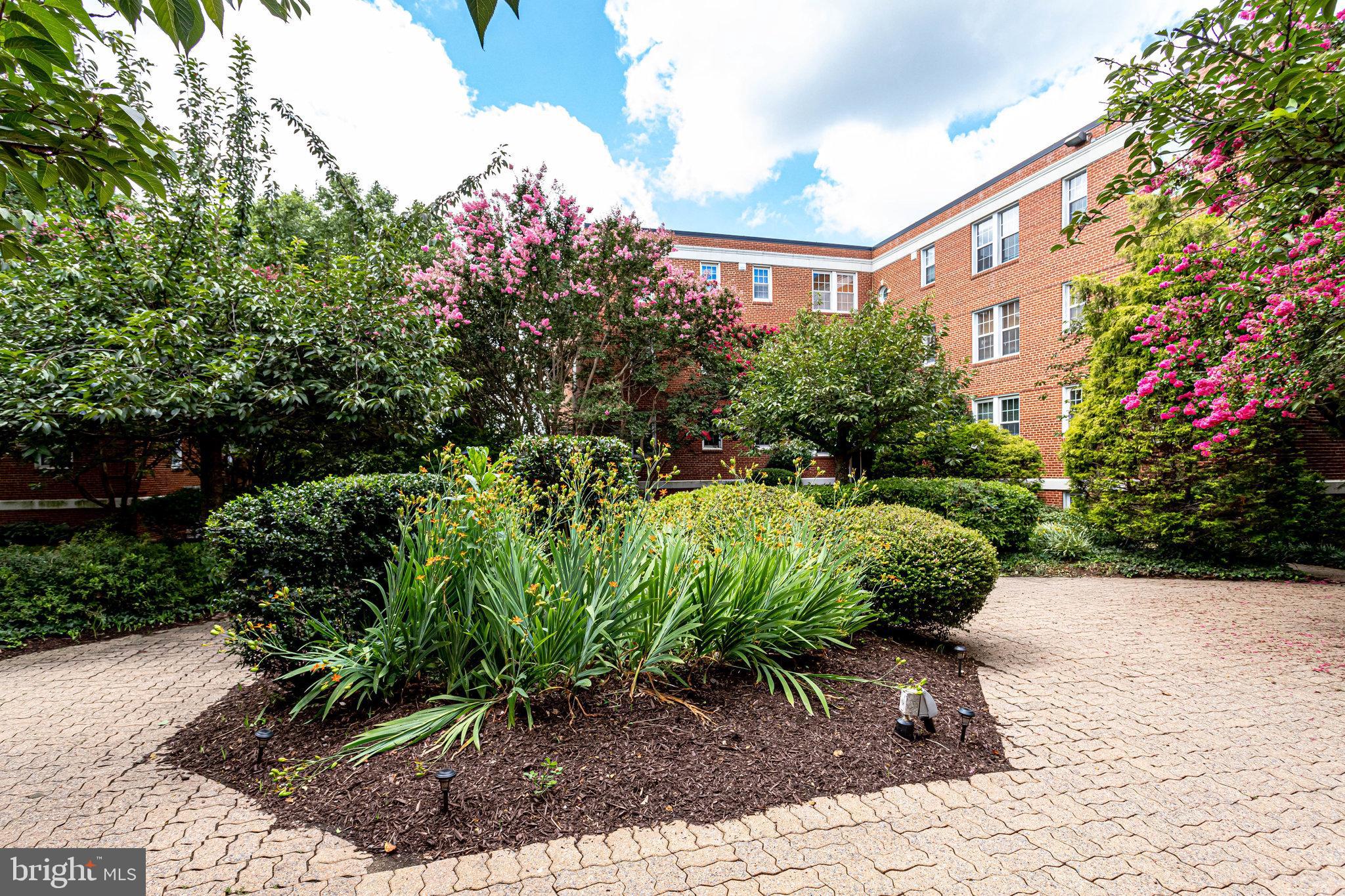 22 South Old Glebe Road, Unit 201D Arlington, VA 22204 - Photo 27 of 39 Common Grounds