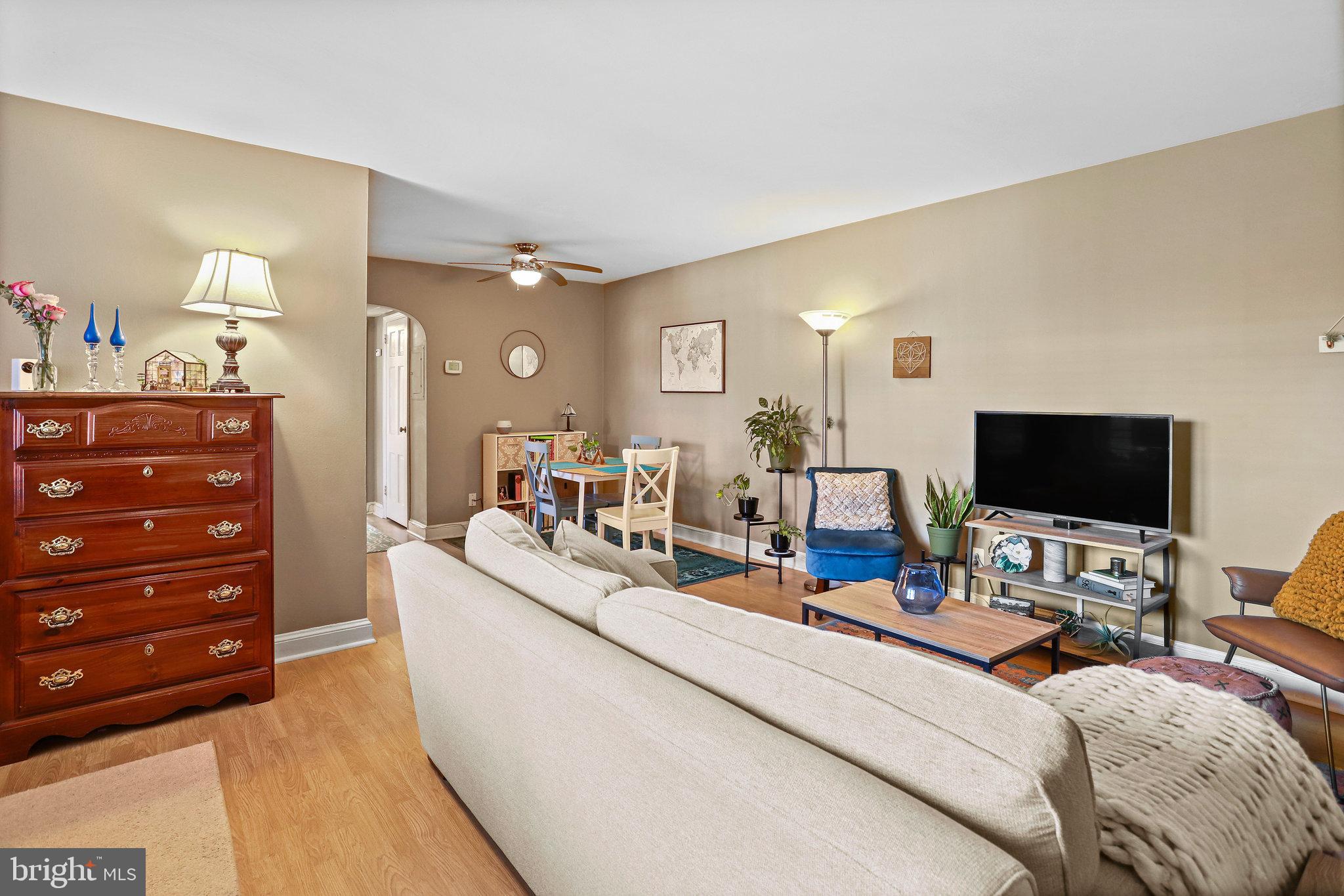 22 South Old Glebe Road, Unit 201D Arlington, VA 22204 - Photo 3 of 39 Living Room