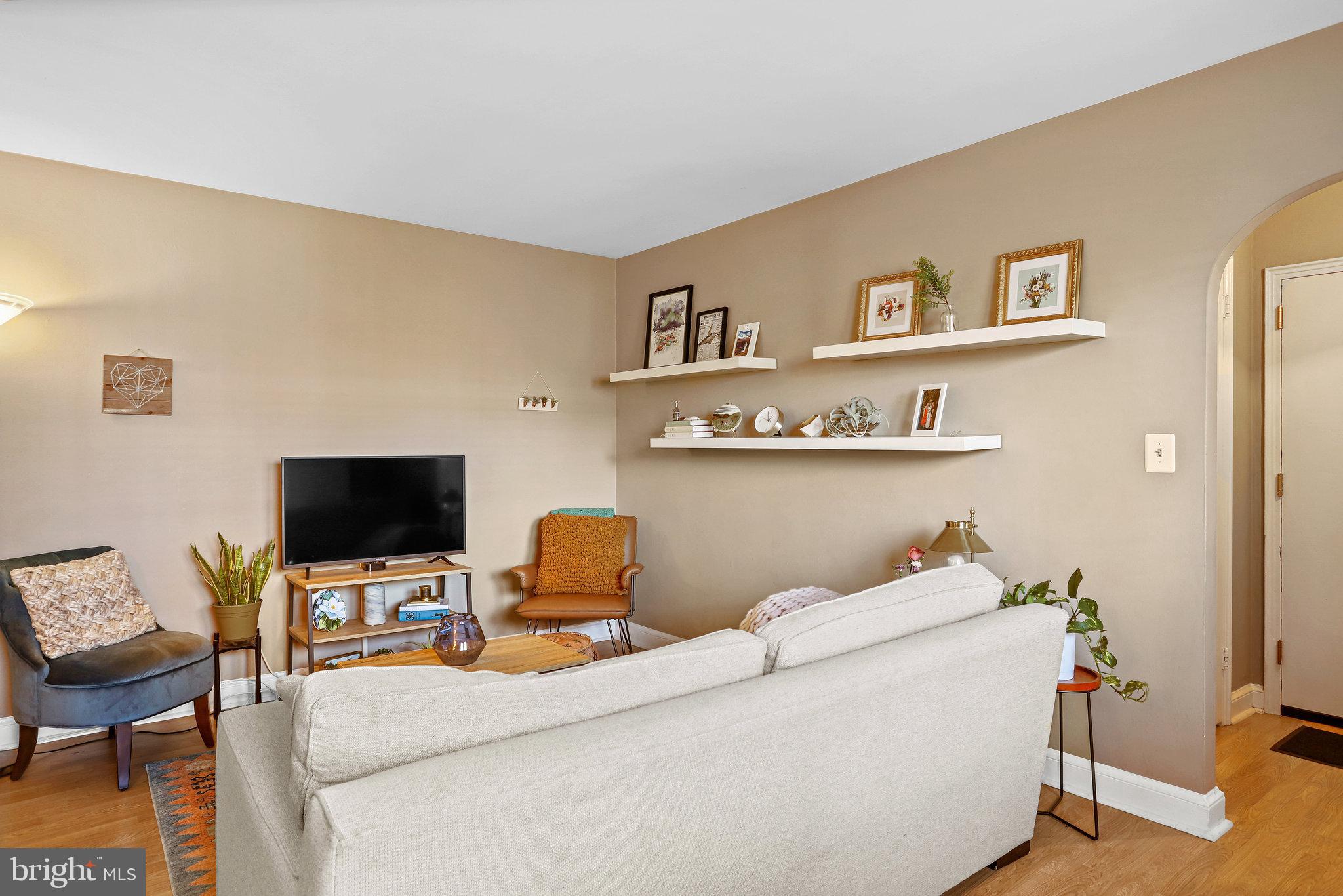 22 South Old Glebe Road, Unit 201D Arlington, VA 22204 - Photo 4 of 39 Living Room