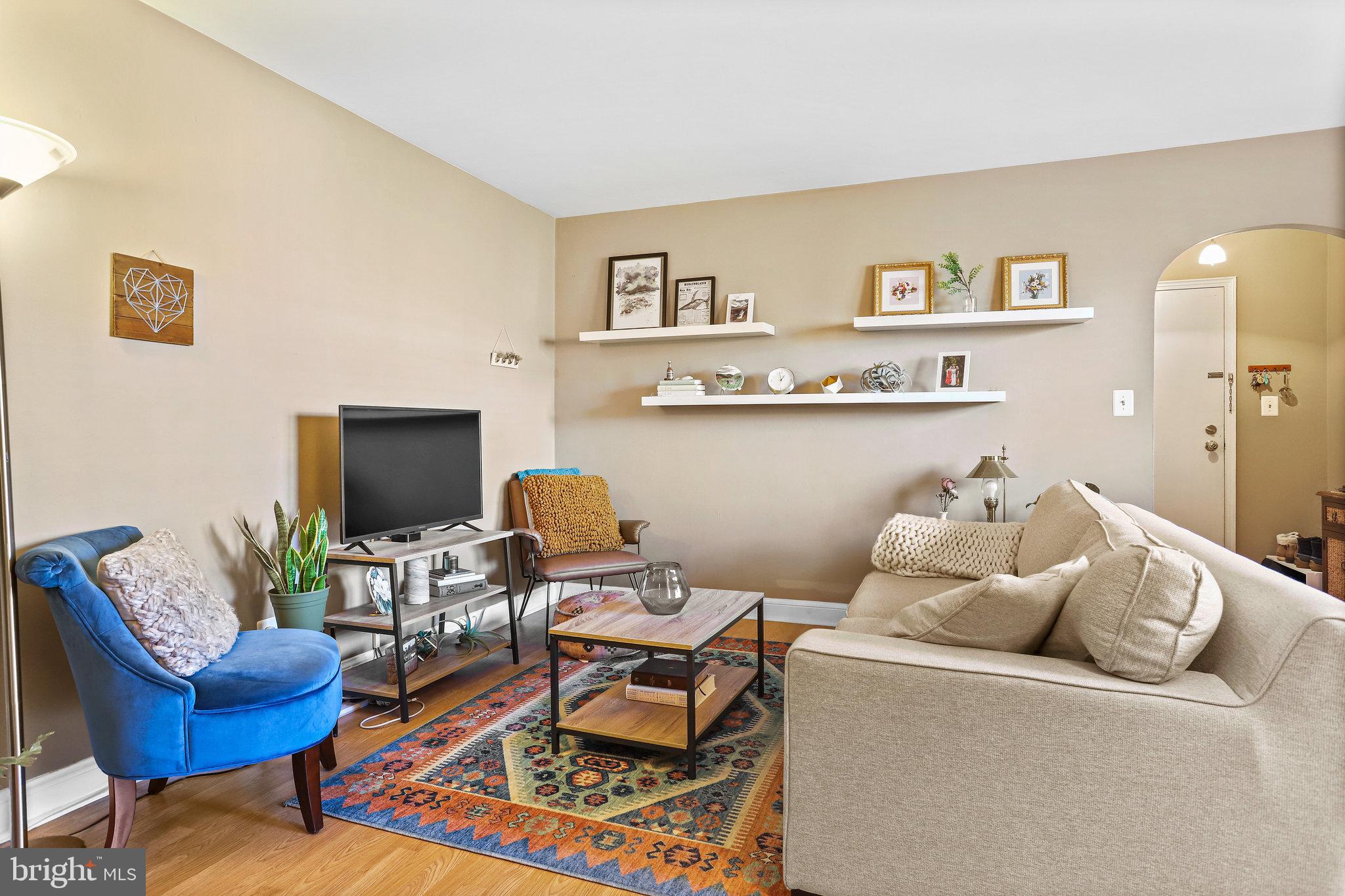 22 South Old Glebe Road, Unit 201D Arlington, VA 22204 - Photo 5 of 39 Living Room