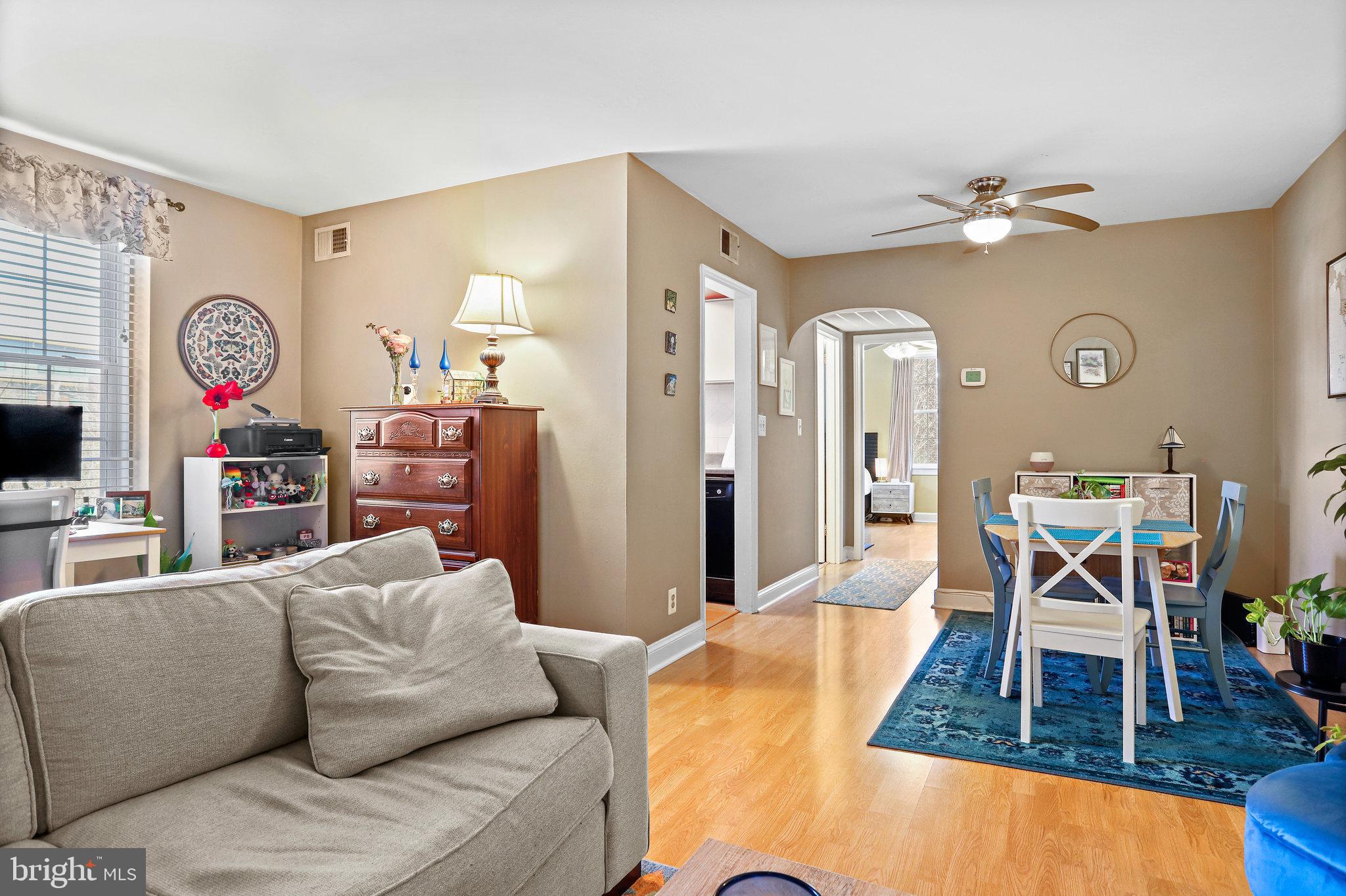 22 South Old Glebe Road, Unit 201D Arlington, VA 22204 - Photo 7 of 39 Living Room