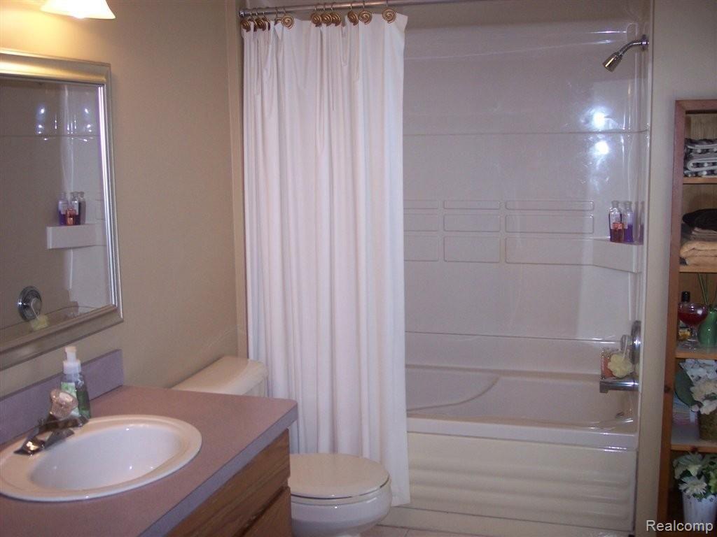 8785 37 Mile Road Romeo, MI 48065 - Photo 21 of 25 2nd Floor bath