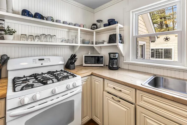 $289,000 | 4472 West Higgins Lake Drive, Roscommon, MI 48653