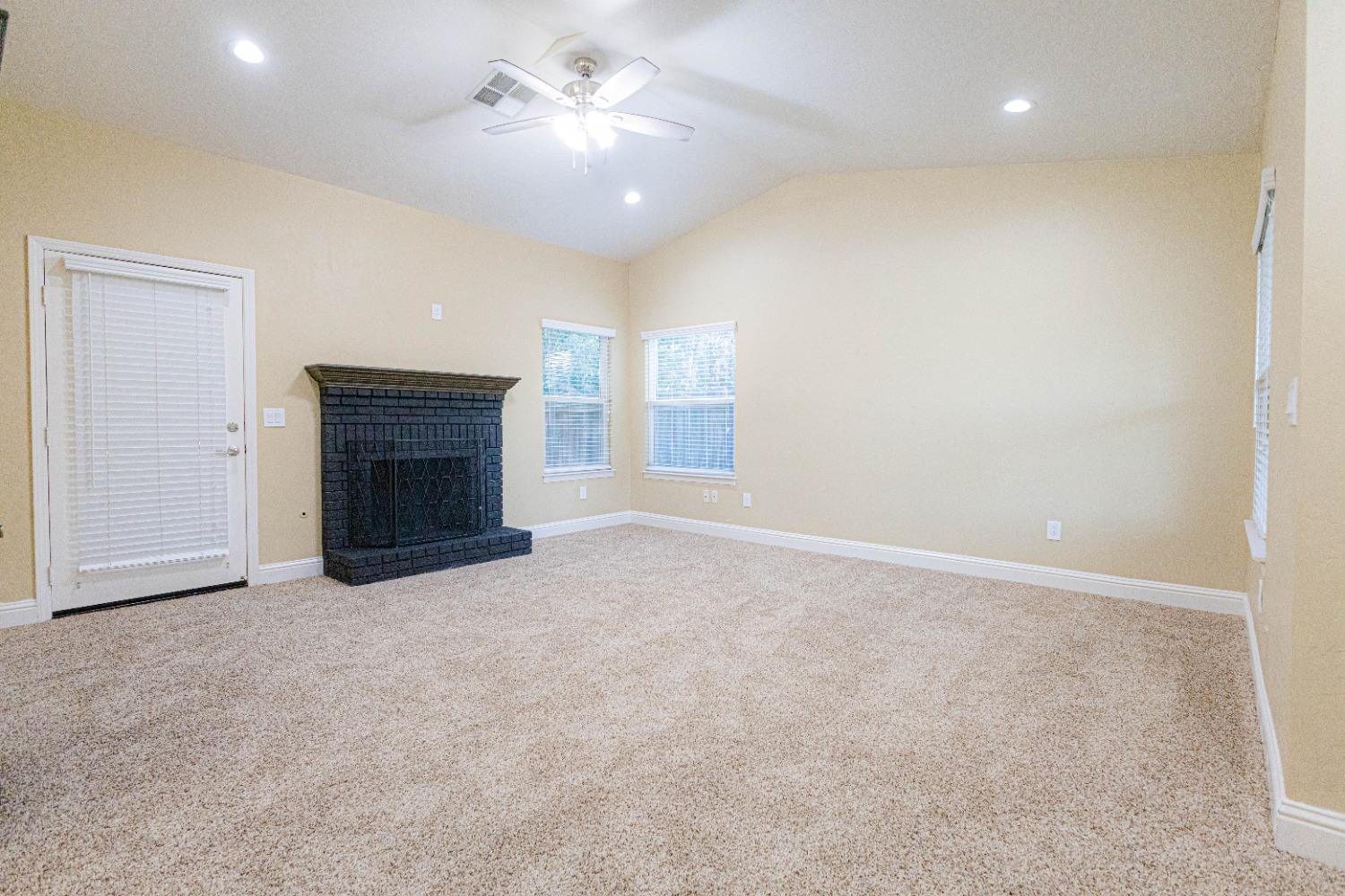 396 West Sycamore Avenue Reedley, CA 93654 - Photo 2 of 19 Gallery Image 2