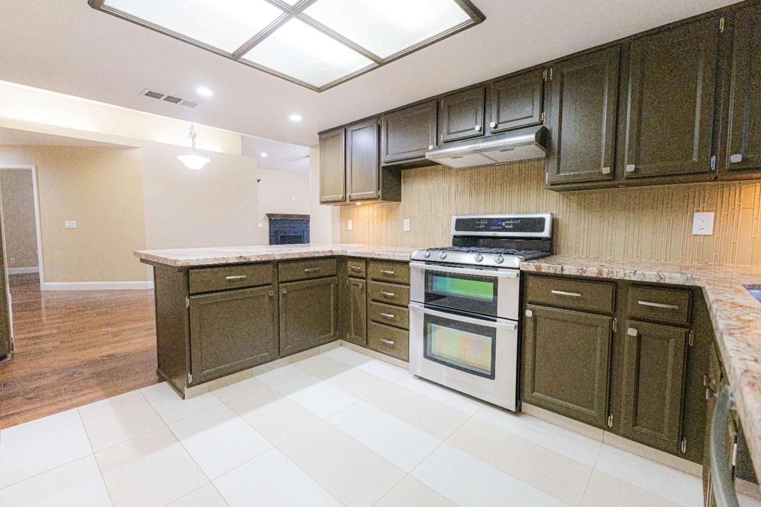 396 West Sycamore Avenue Reedley, CA 93654 - Photo 5 of 19 Gallery Image 5