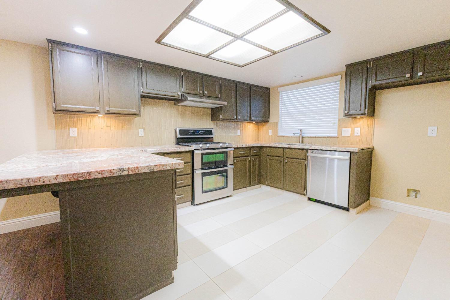 396 West Sycamore Avenue Reedley, CA 93654 - Photo 6 of 19 Gallery Image 6