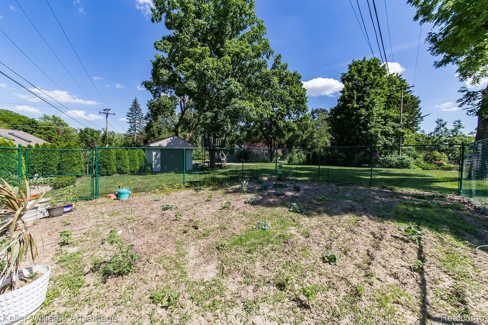 33365 Raphael Road Farmington, MI 48336 - Photo 49 of 56 Raphael_33365_Back_07.jpg