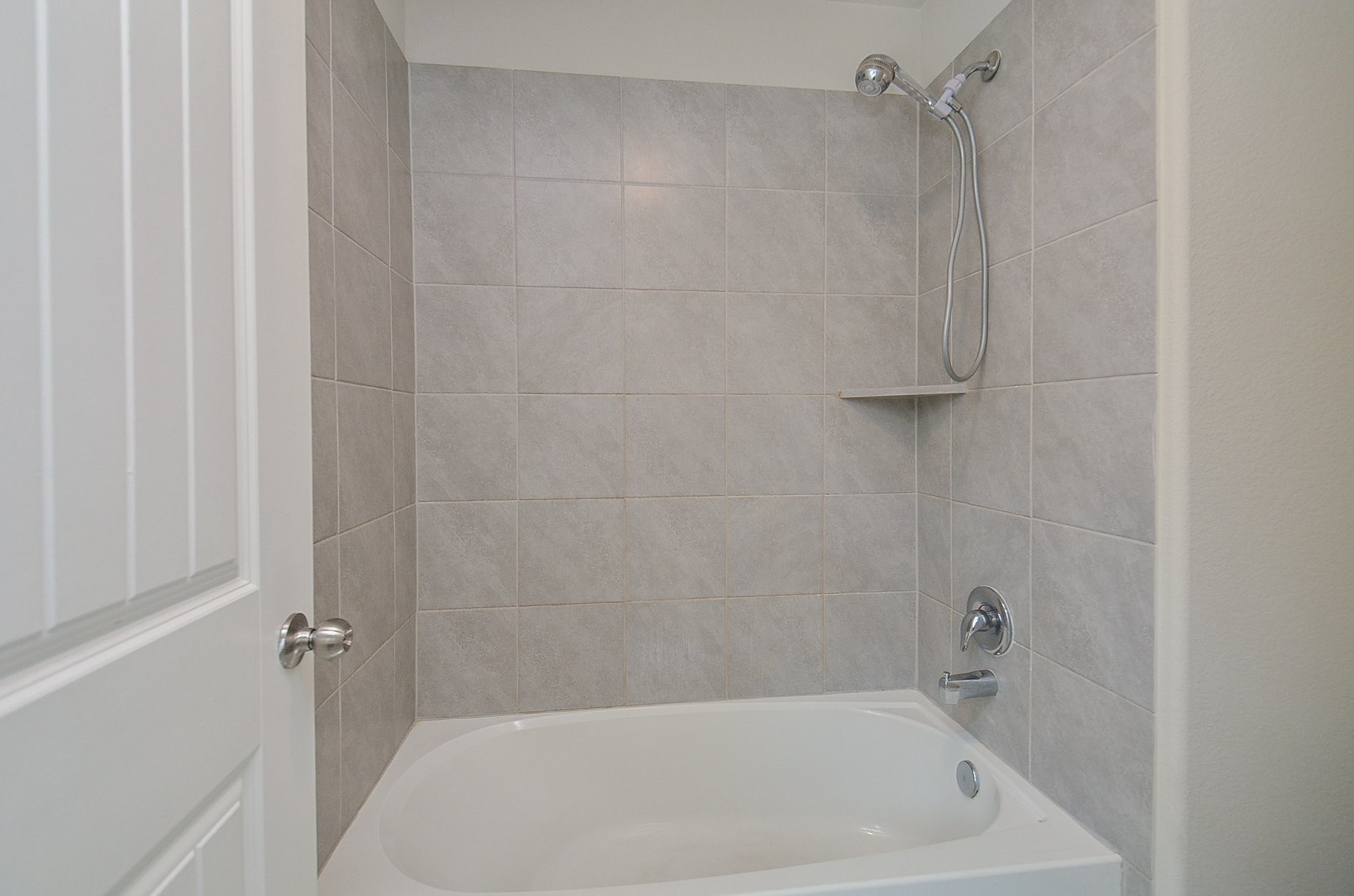 4015 Prairie Landing Lane Katy, TX 77494 - Photo 24 of 32 a bathroom with a bathtub