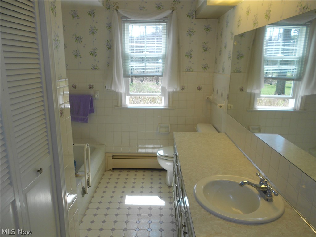 990 South Hametown Road Akron, OH 44321 - Photo 15 of 22 Main bathroom