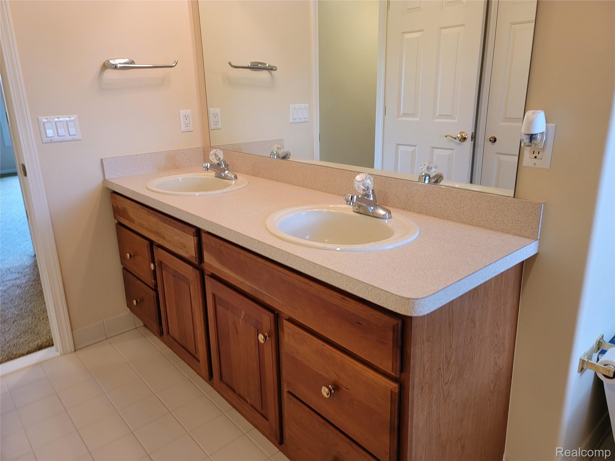 1235 Tulberry Circle Rochester, MI 48306 - Photo 26 of 36 20210825_085753.jpg