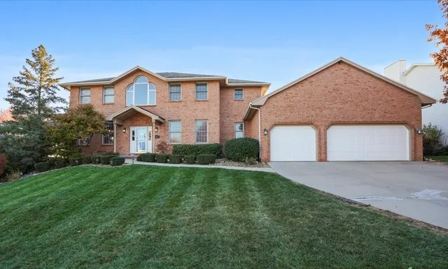 $475,000 | 8 Stetson Drive, Bloomington, IL 61701