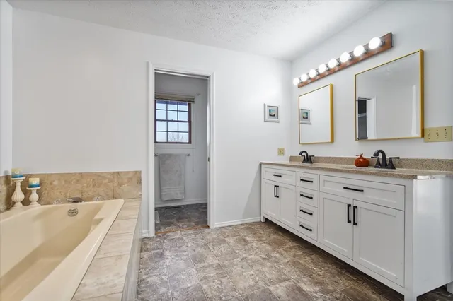 $475,000 | 8 Stetson Drive, Bloomington, IL 61701