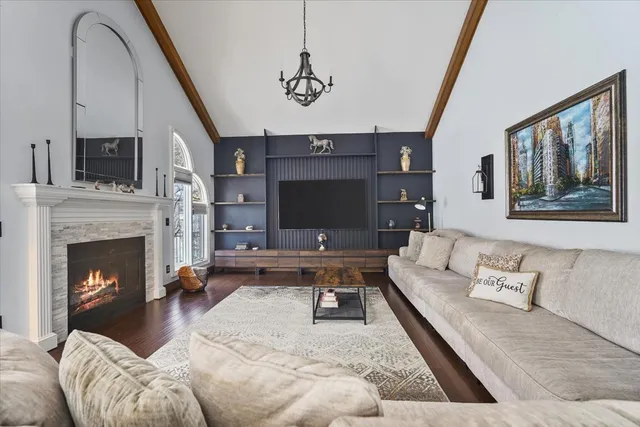 $475,000 | 8 Stetson Drive, Bloomington, IL 61701