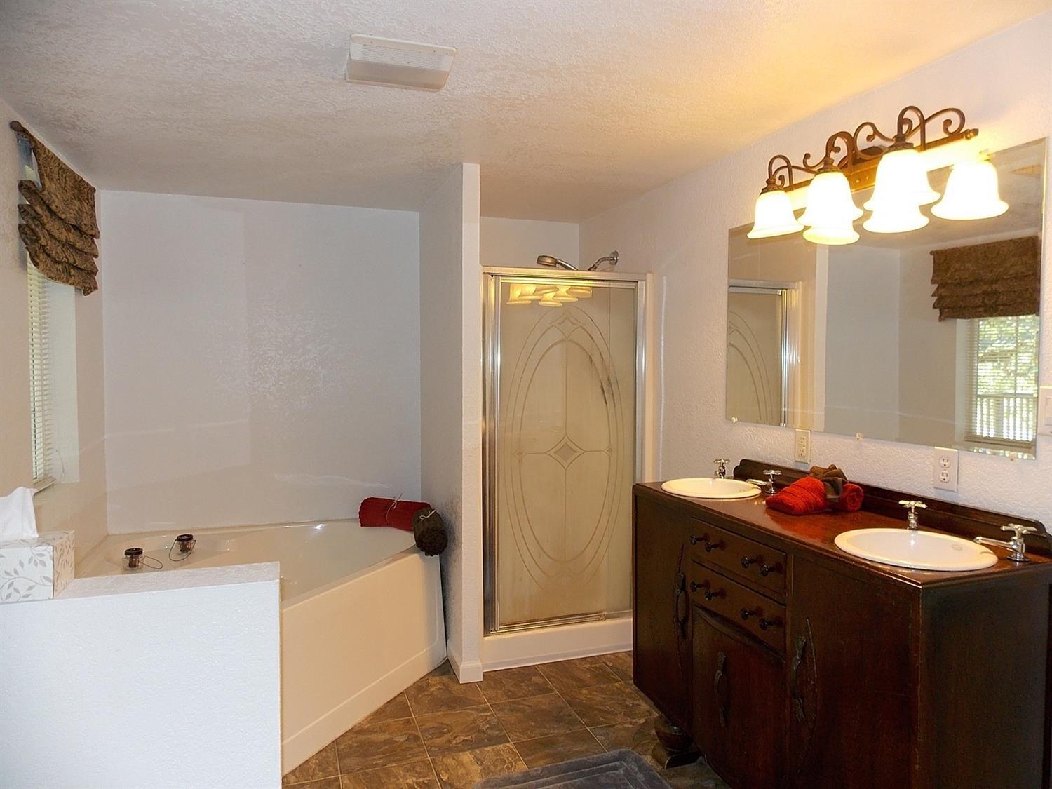 16565 Shiloh Road White City, OR 97503 - Photo 11 of 19 Master Bedroom with garden tub, double v