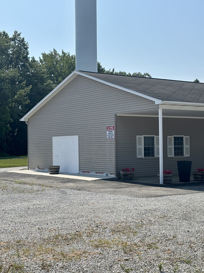 922 Highway 49 Casey, IL 62420 - Photo 4 of 28 a front view of a house