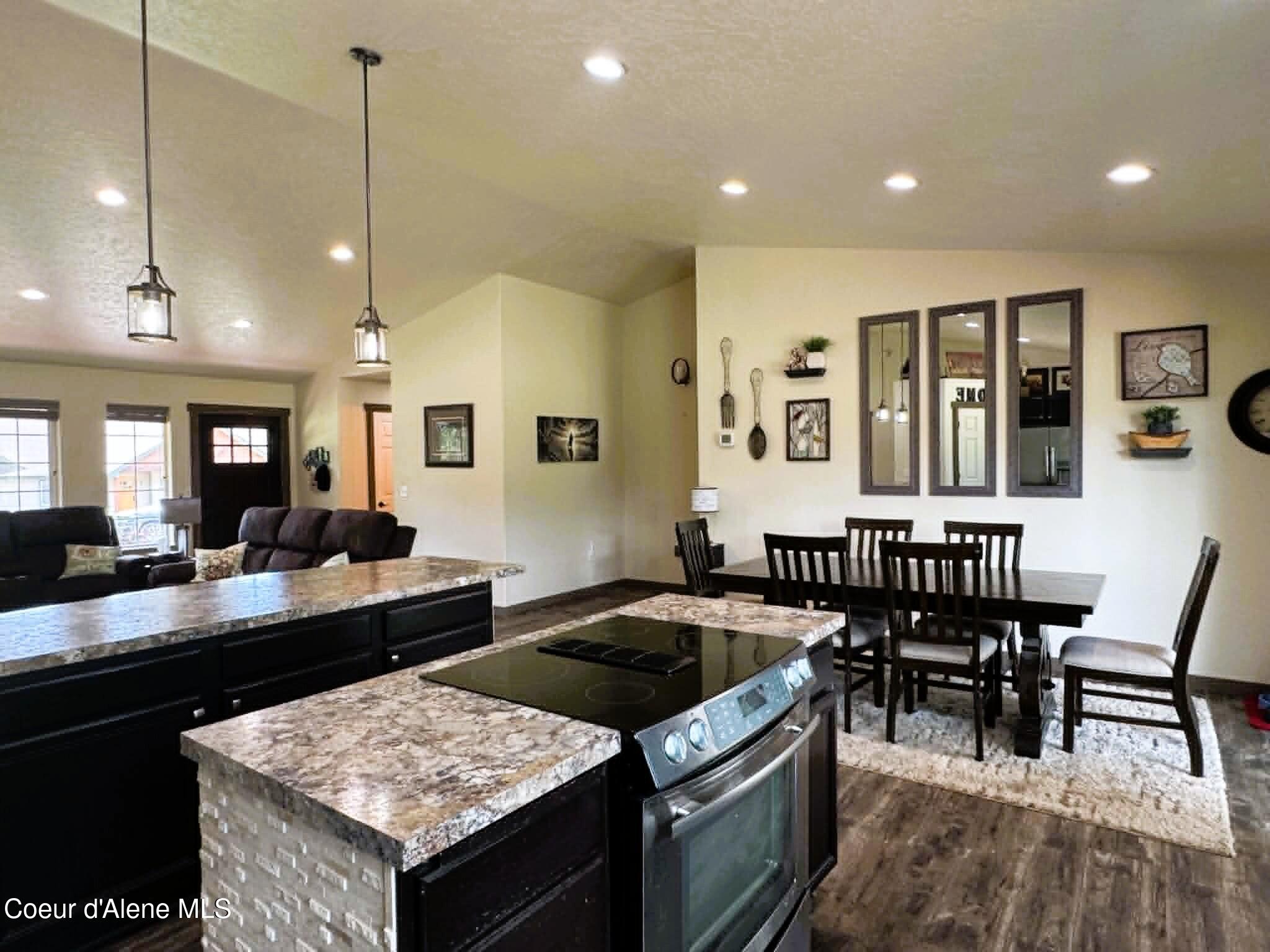 6637 East Little Joe Road Coeur D'Alene, ID 83814 - Photo 9 of 44 Kitchen / Breakfast Area