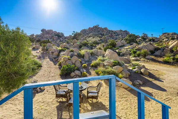 a view of a backyard