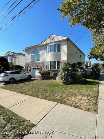 a view of a yard in front of a house