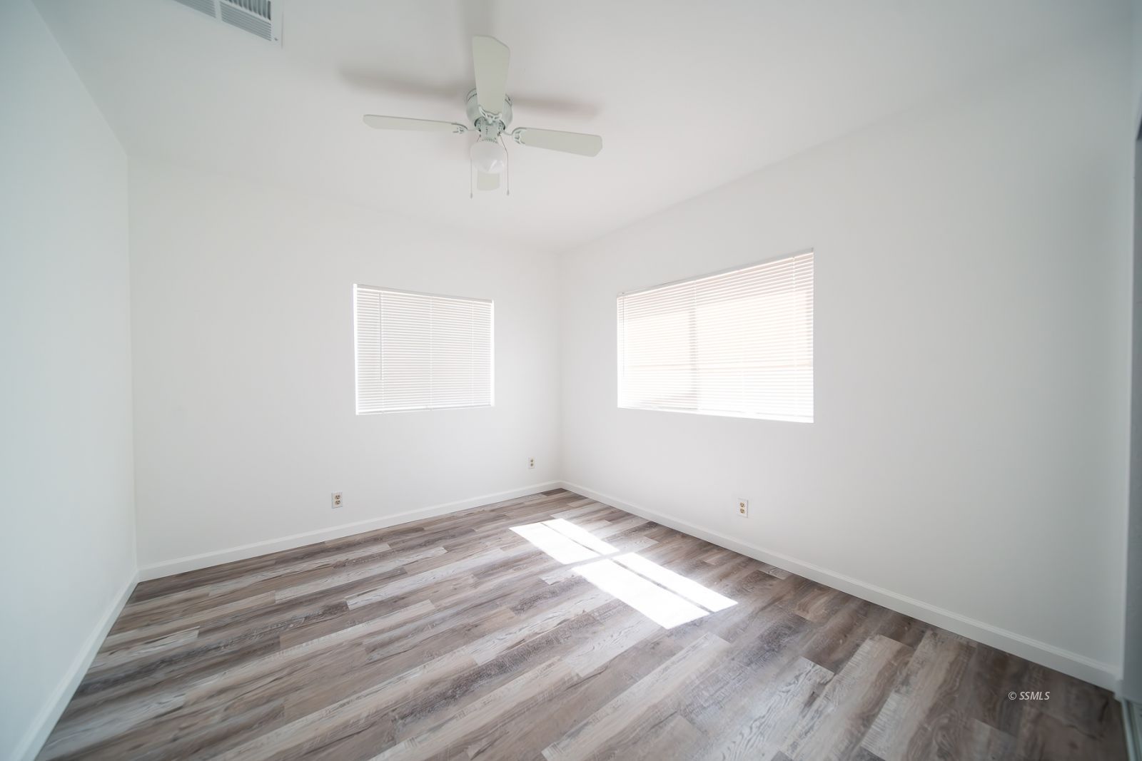 817 South Lamb Road Ridgecrest, CA 93555 - Photo 23 of 39 an empty room with a window