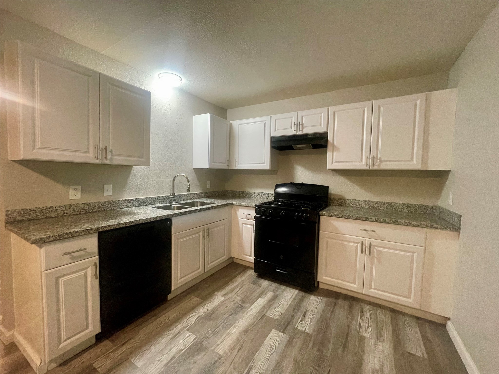 618 West Peach Street Angleton, TX 77515 - Photo 4 of 18