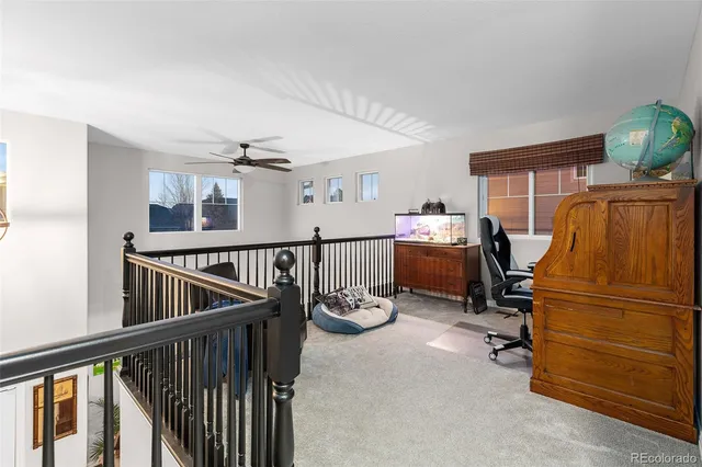 a view of entryway with furniture