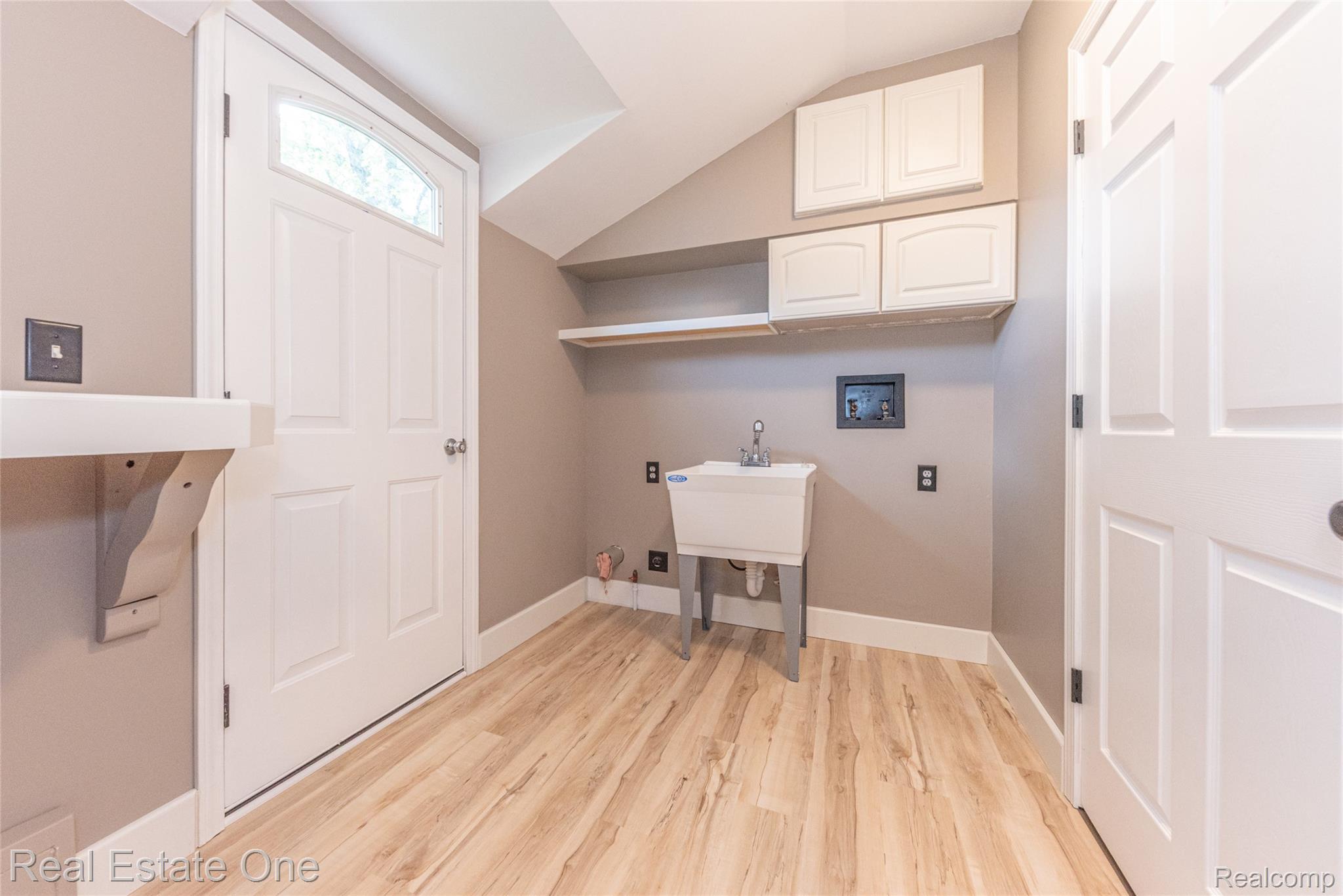912 North Wixom Road Wixom, MI 48393 - Photo 16 of 49 026_34.jpg