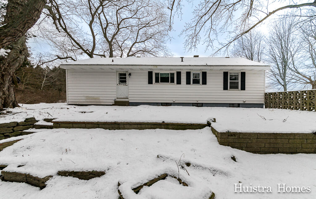 17537 Taft Road Spring Lake, MI 49456 - Photo 2 of 31 17537TaftRd02Lores