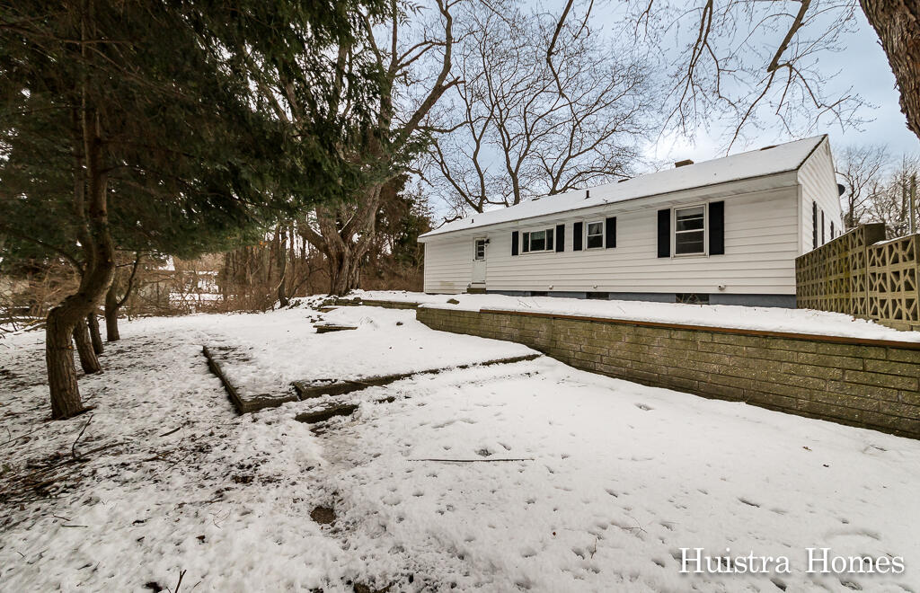 17537 Taft Road Spring Lake, MI 49456 - Photo 4 of 31 17537TaftRd04Lores