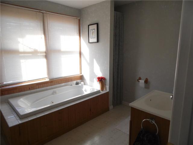 33 Whitsett Road Nashville, TN 37210 - Photo 11 of 17 Upstairs bath with whirlpool tub
