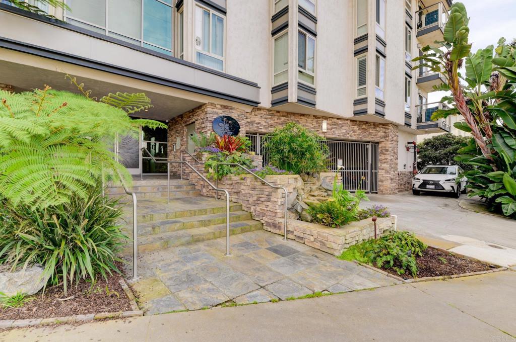 935 Genter Street, Unit 212 La Jolla, CA 92037 - Photo 20 of 23 a front view of a building with garden