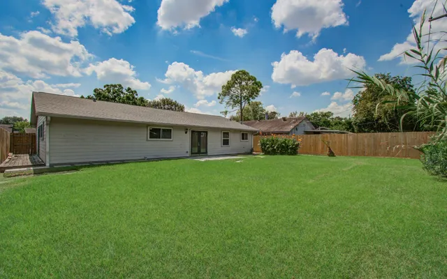 a view of a house with backyard and garden