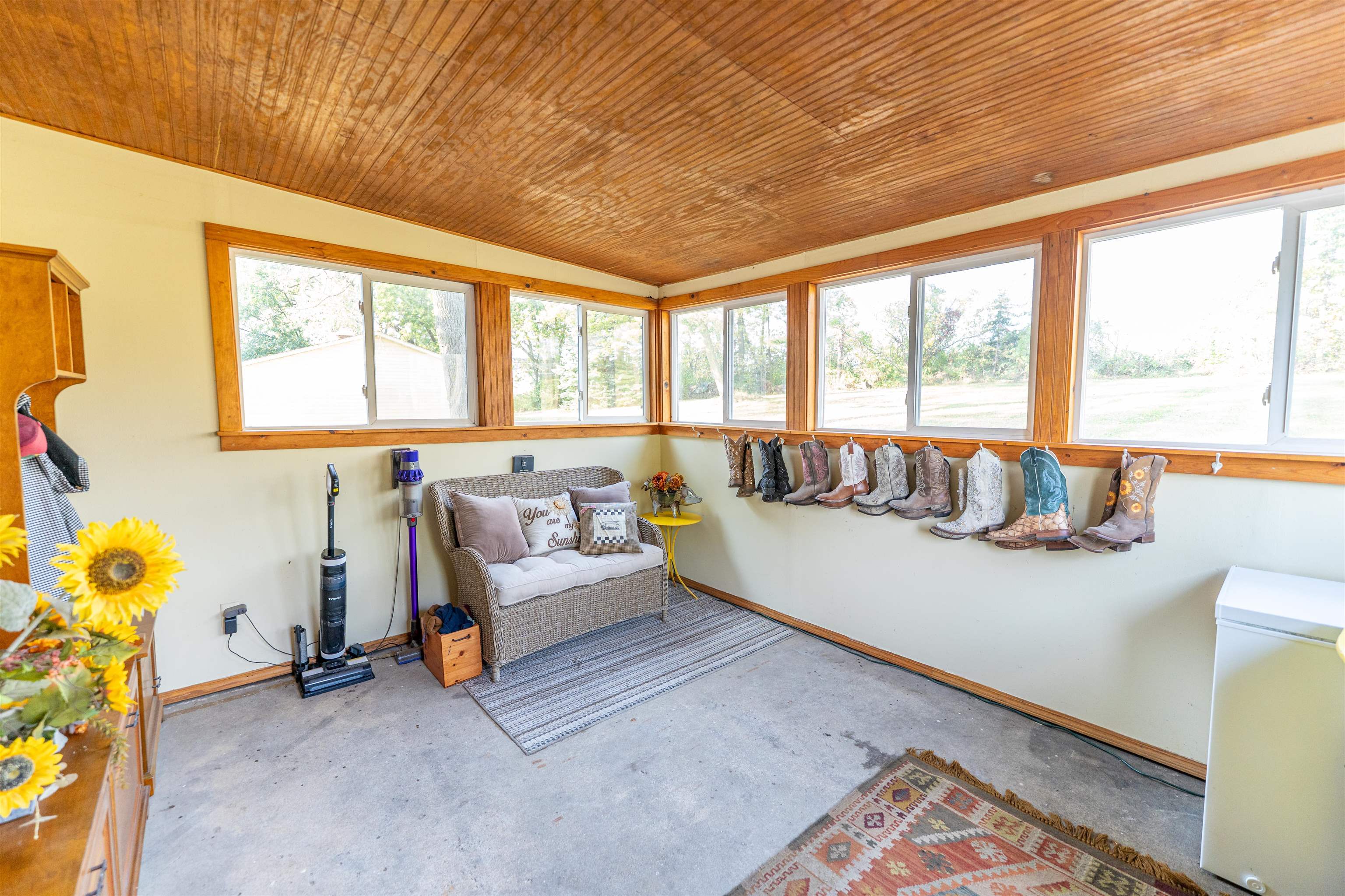 6155 South Perryville Road Cherry Valley, IL 61016 - Photo 25 of 92 a living room with furniture and a large window