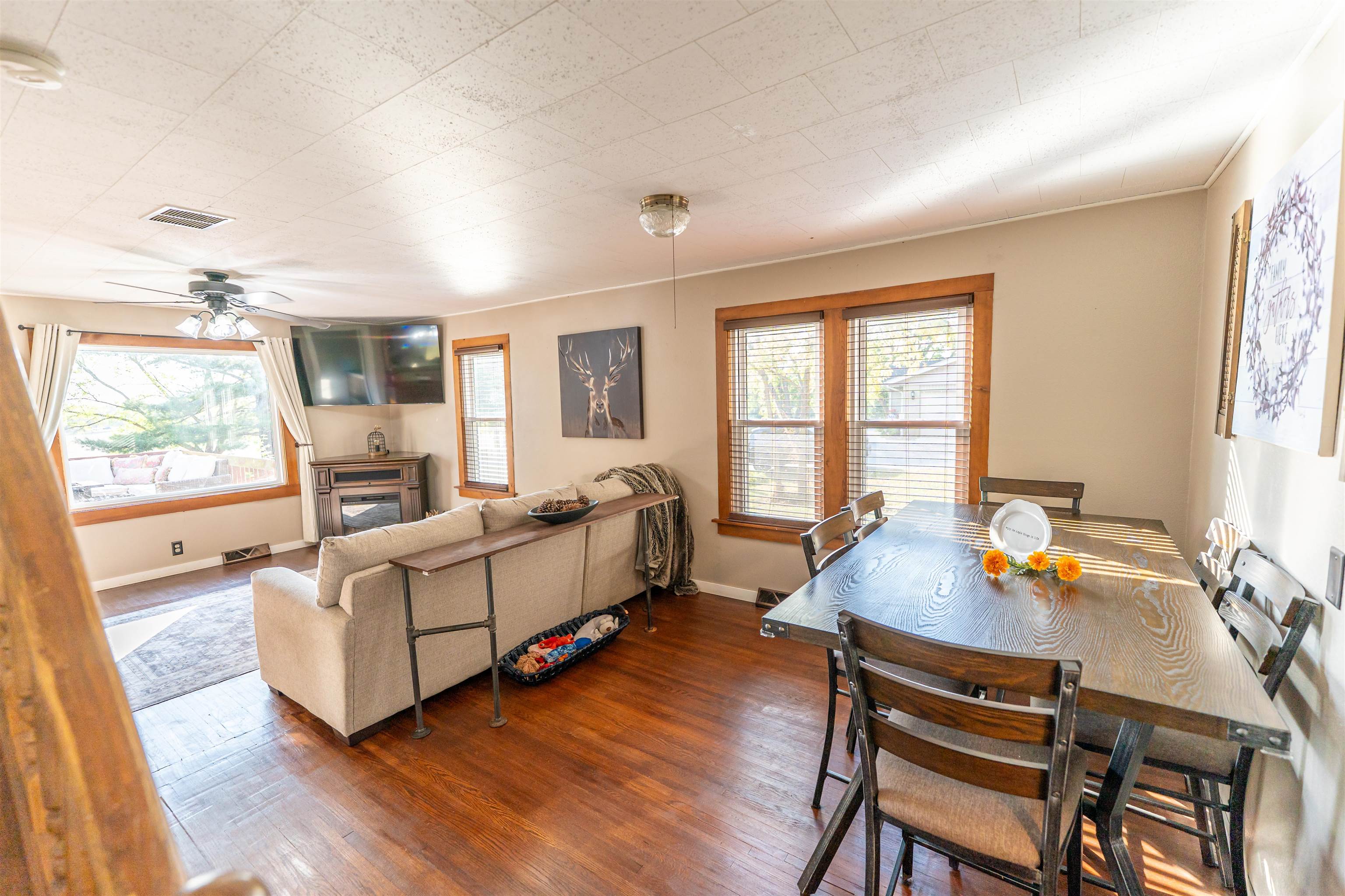6155 South Perryville Road Cherry Valley, IL 61016 - Photo 36 of 92 a living room with furniture and a window