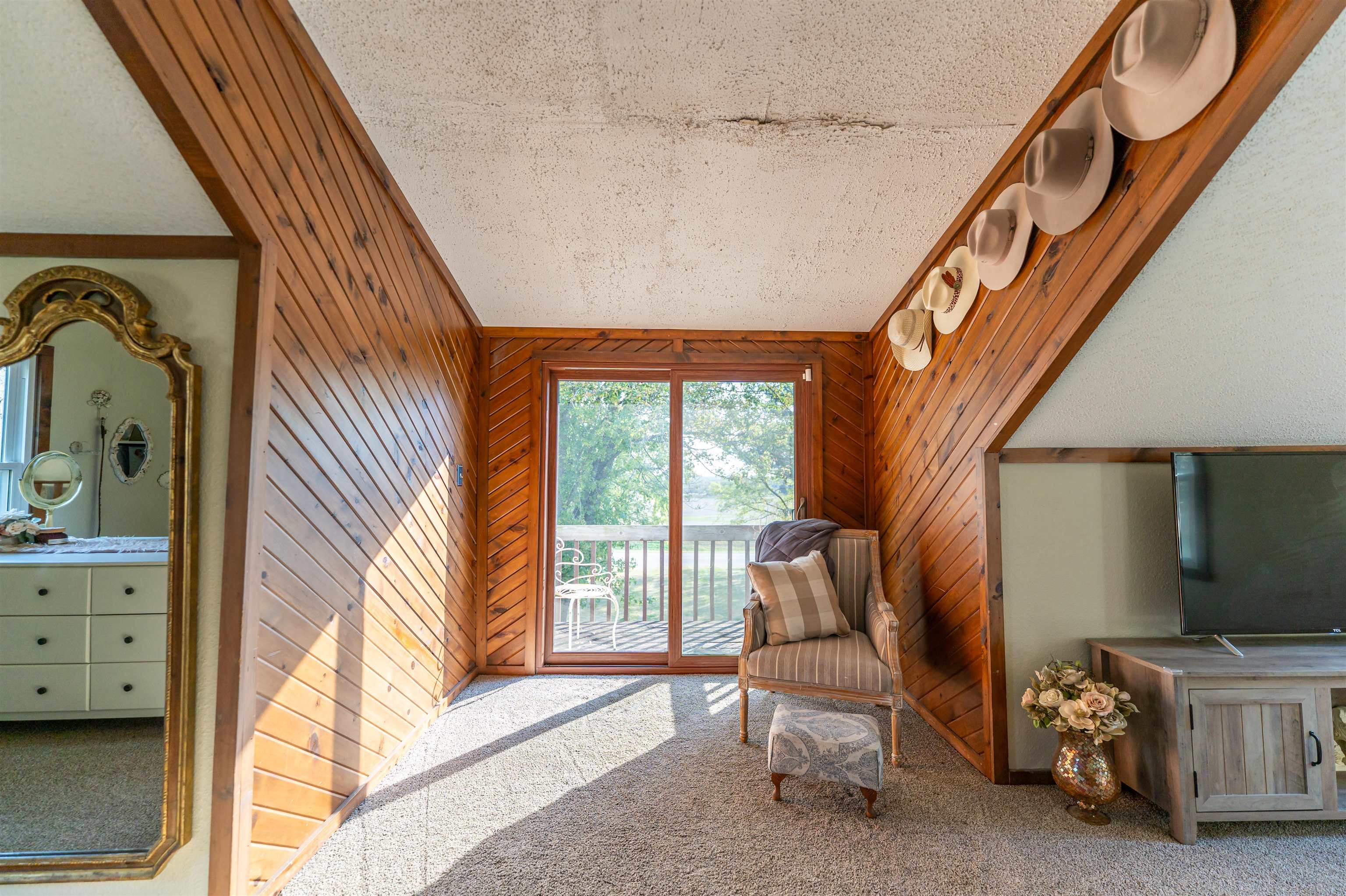 6155 South Perryville Road Cherry Valley, IL 61016 - Photo 48 of 92 a living room with furniture a flat screen tv and a large window