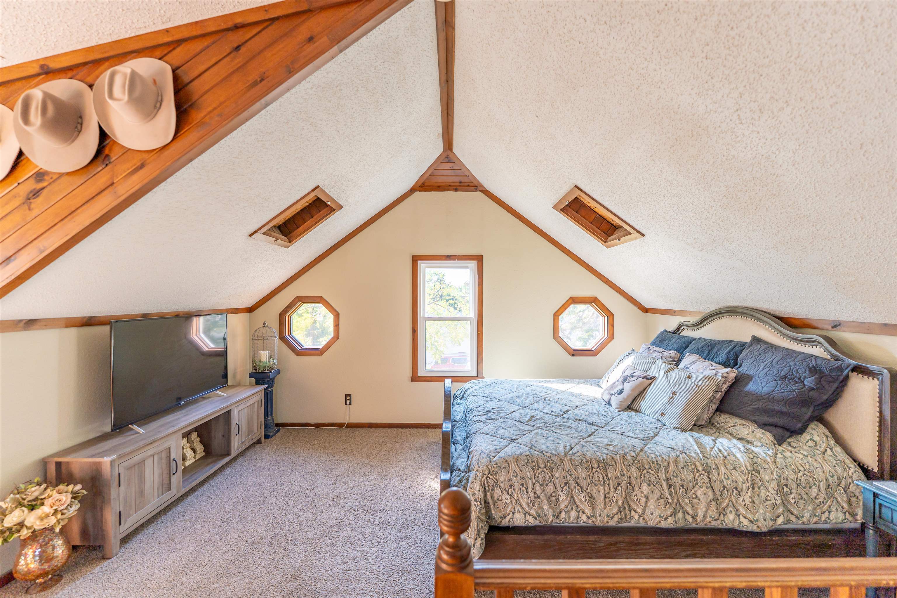 6155 South Perryville Road Cherry Valley, IL 61016 - Photo 52 of 92 a living room with a bed and a window