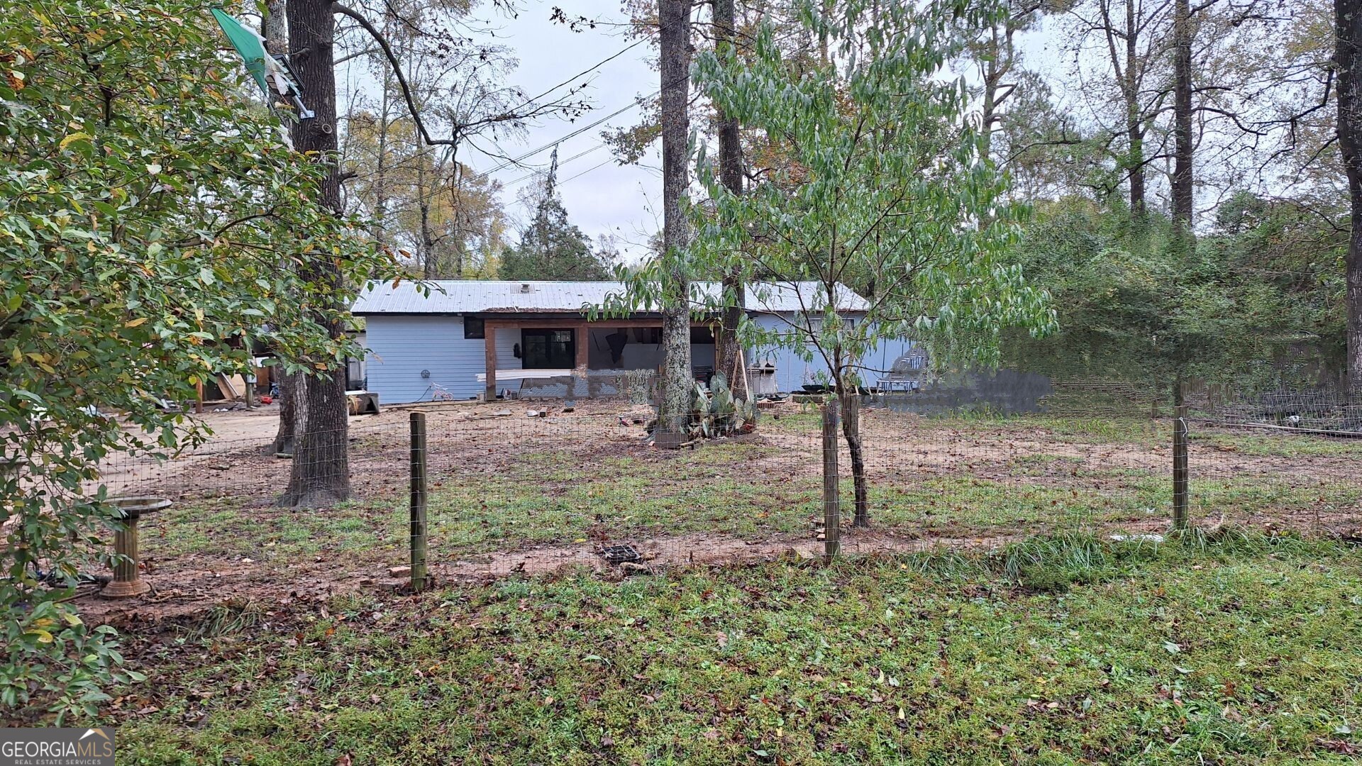 a view of a house with backyard