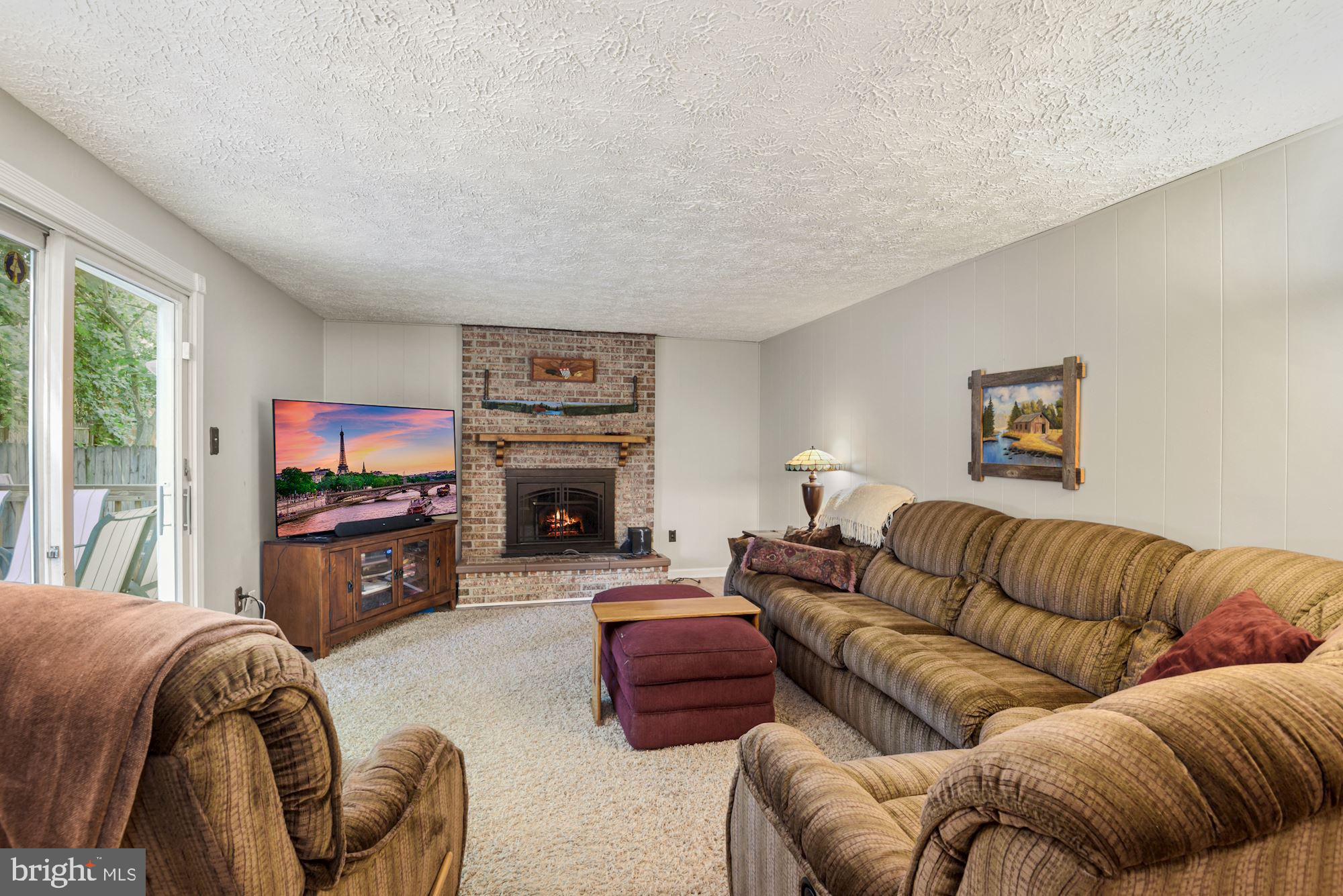 5734 Heming Avenue Springfield, VA 22151 - Photo 10 of 52 Living room