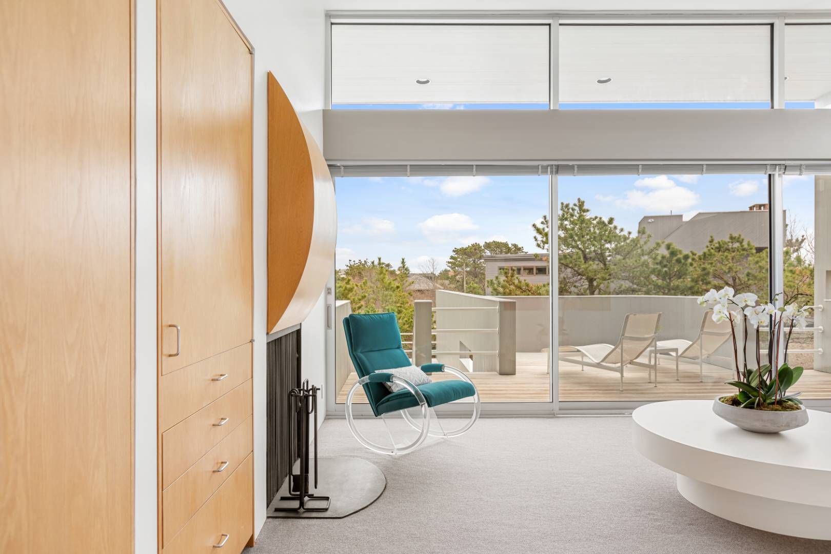 43 Gilberts Path Amagansett, NY 11930 - Photo 18 of 38 a living room with furniture
