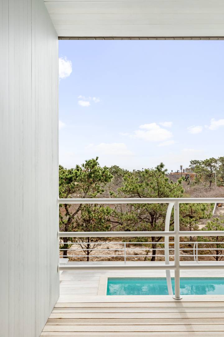 43 Gilberts Path Amagansett, NY 11930 - Photo 27 of 38 a view of a big room with wooden floor
