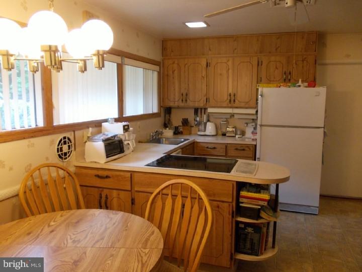 23 Rust Hill Road Levittown, PA 19056 - Photo 4 of 24 Kitchen
