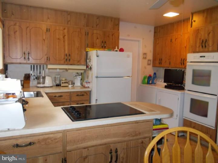 23 Rust Hill Road Levittown, PA 19056 - Photo 6 of 24 Kitchen