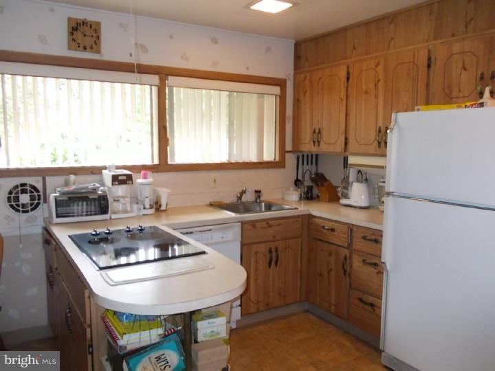 23 Rust Hill Road Levittown, PA 19056 - Photo 7 of 24 Kitchen