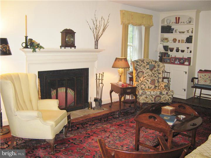 6154 Parkside Road Flourtown, PA 19031 - Photo 4 of 20 Living Room