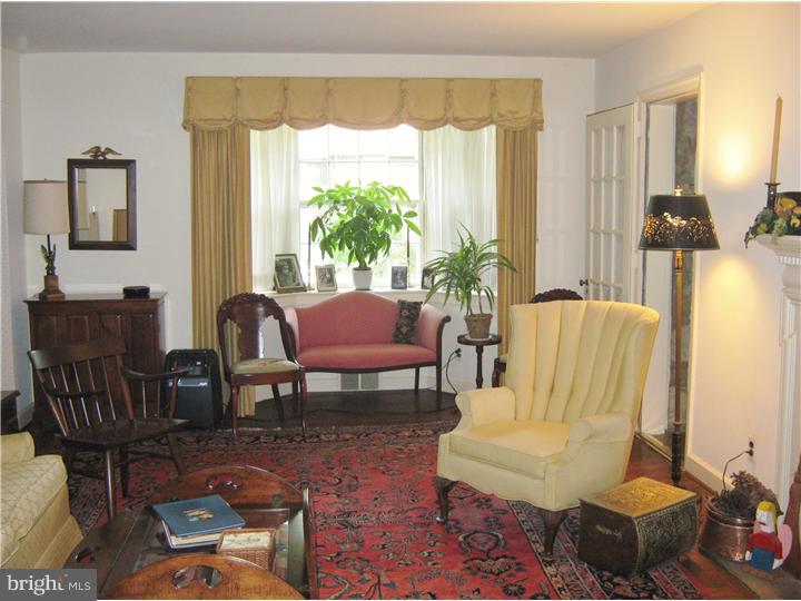 6154 Parkside Road Flourtown, PA 19031 - Photo 5 of 20 Living Room