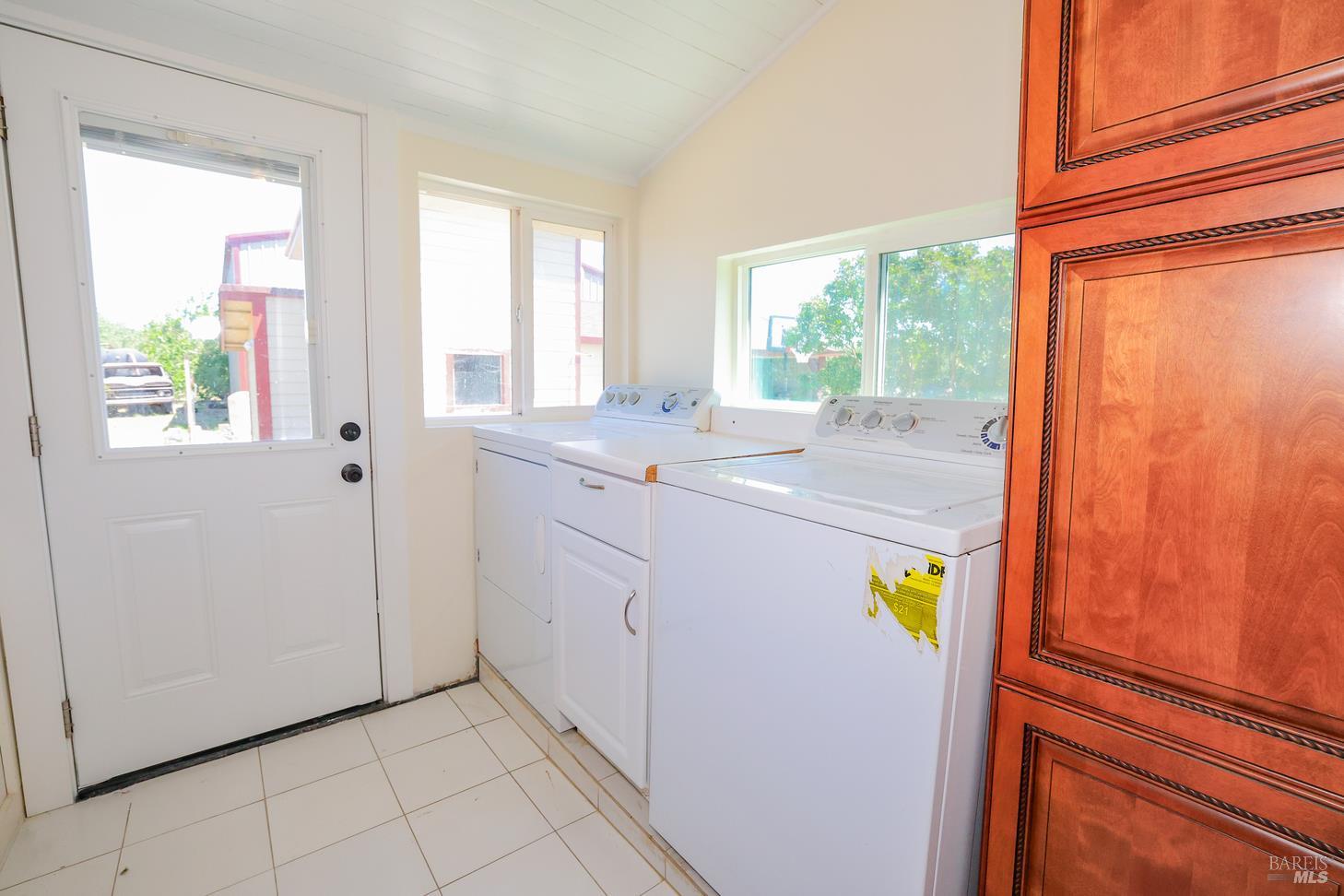 7948 North Meridian Road Dixon, CA 95620 - Photo 29 of 59 a utility room with dryer and washer