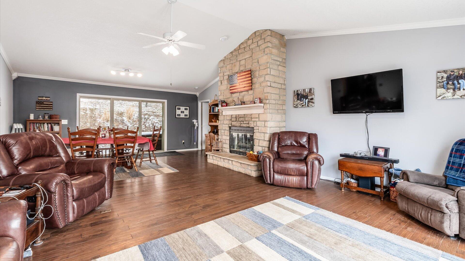 4491 Price Road Newark, OH 43055 - Photo 4 of 47 family room dining room