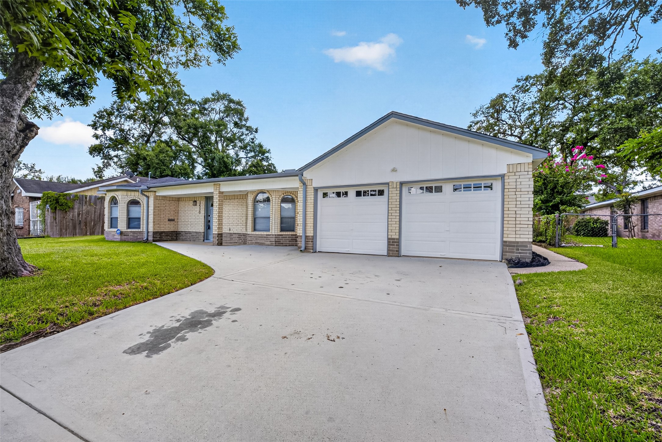 3530 Rosedale Street Houston, TX 77004 - Photo 3 of 50 Charming lot with a welcoming facade, perfect for creative landscaping enthusiasts.