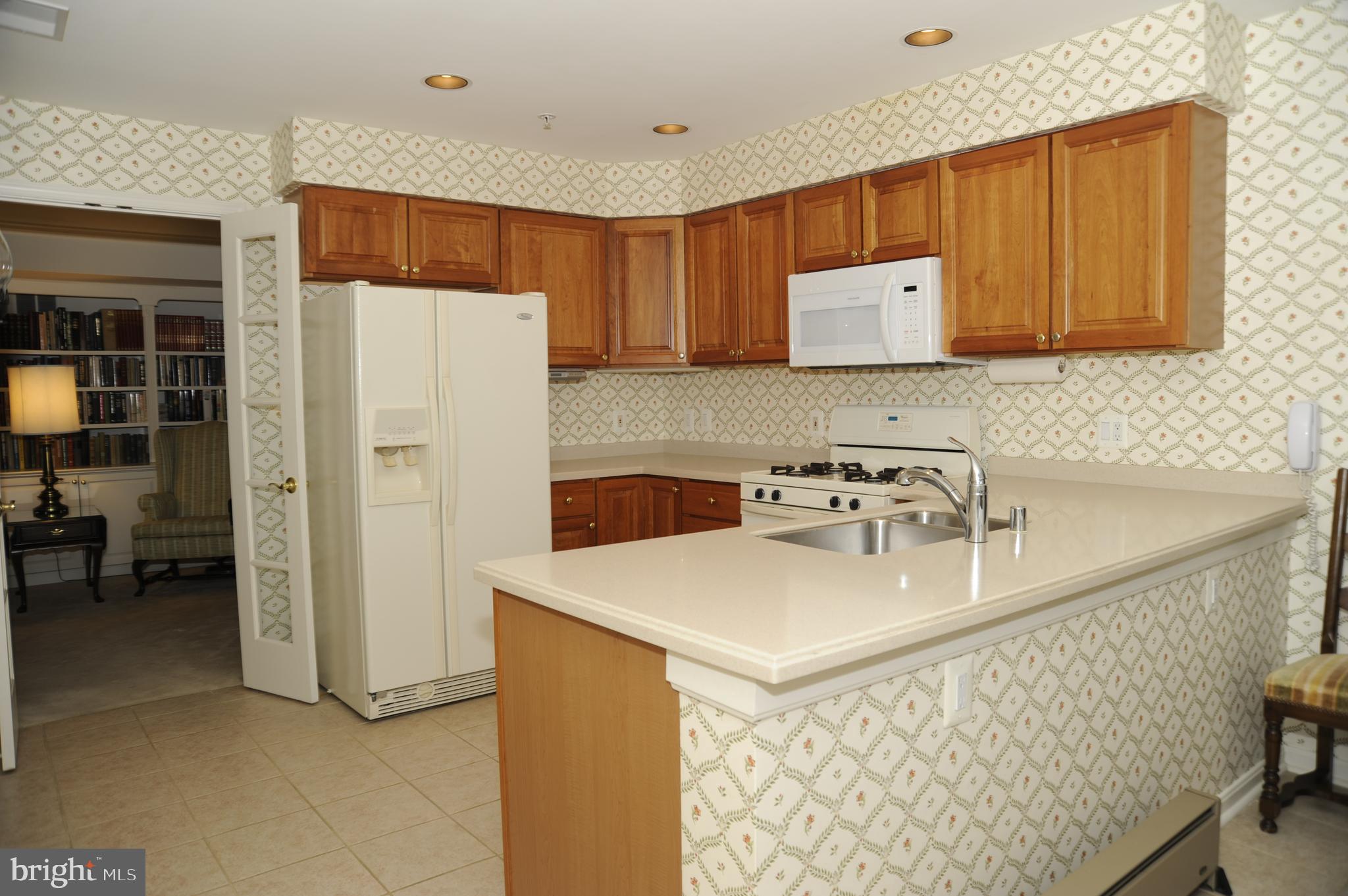 12330 Rosslare Ridge Road, Unit 408 Lutherville-Timonium, MD 21093 - Photo 20 of 35 Bright white kitchen!