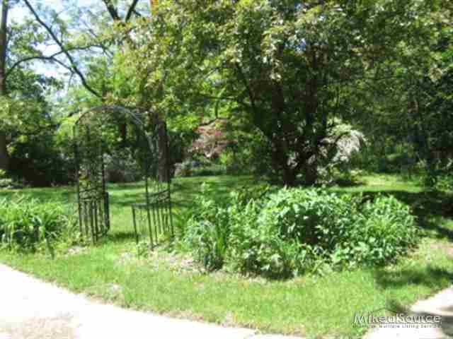 1033 Runyon Road Rochester, MI 48306 - Photo 5 of 20 31150926-4.JPG
