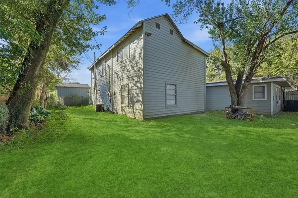 a view of a house with a backyard